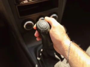 Як завести машину на механіці: покрокова інструкція з розумінням процесу